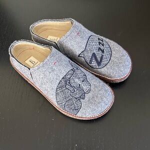 ED Ellen DeGeneres Tillie Grey Flannel Sleeping Dog Clogs Women's Size 8